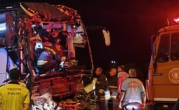 Gaziantep’te otobüs tırla çarpıştı: 2 ölü, 22 yaralı