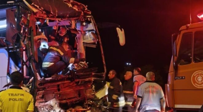 Gaziantep’te otobüs tırla çarpıştı: 2 ölü, 22 yaralı