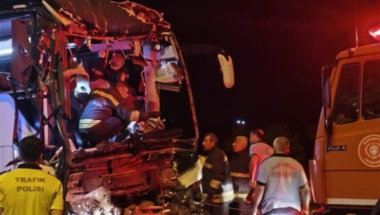 Gaziantep’te otobüs tırla çarpıştı: 2 ölü, 22 yaralı