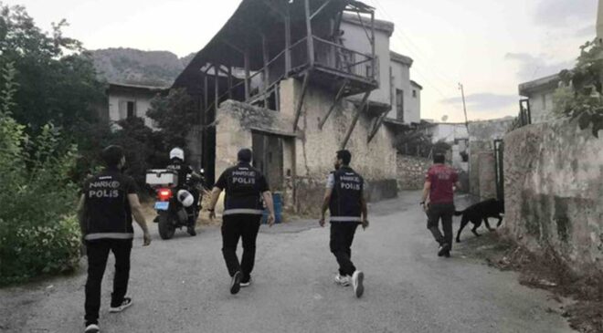 Adana’da uyuşturucu denetiminde aranan terör örgütü üyesi yakalandı