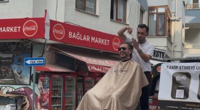 Kuaförden sınırları zorlayan tıraş: Çekici kasasında saç kesimi, hem de hareket halindeyken