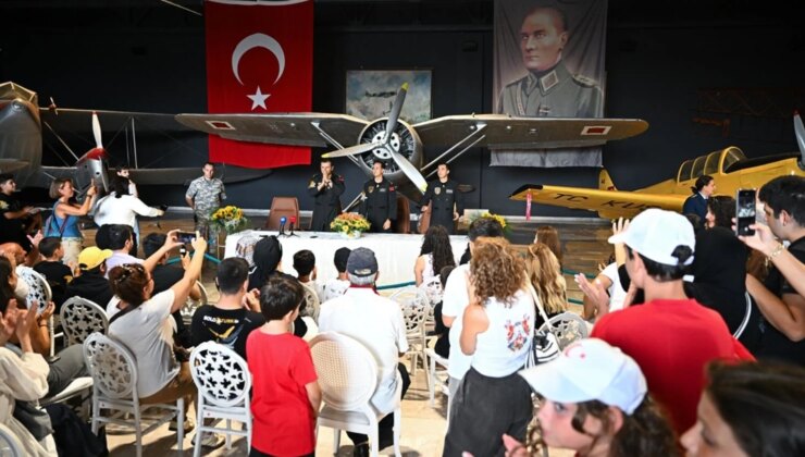Göklerin çelik kanatları SOLOTÜRK zafer coşkusunu gençlerle paylaştı! Büyük gösteriye çağrı