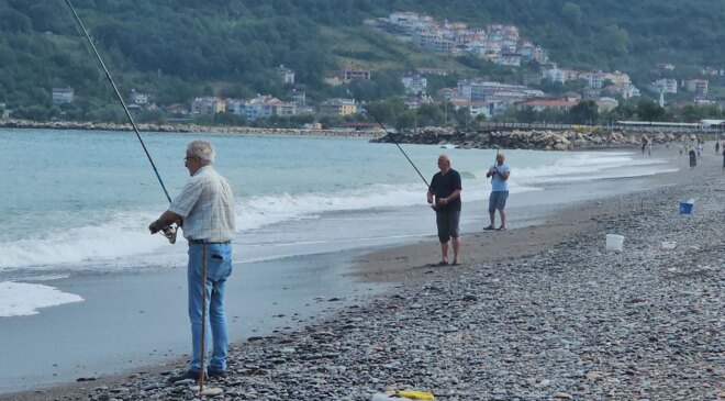 Karadeniz’de balık bolluğu: Oltasını kapan deniz kenarına koştu, kovalar doldu