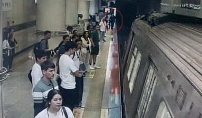 Görme engelli genç metro raylarına düştü: Dehşet anları kamerada