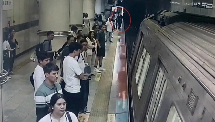 Görme engelli genç metro raylarına düştü: Dehşet anları kamerada