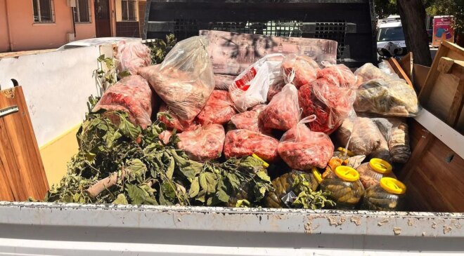 Antalya’da son kullanma tarihi bulunmayan ve süresi geçmiş 152 kilo et ile 20 bidon turşuya el konuldu