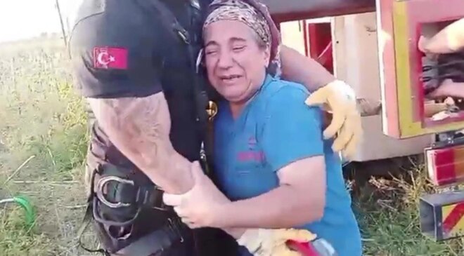 Adana’da kuyuya düşen inek itfaiye tarafından kurtarıldı