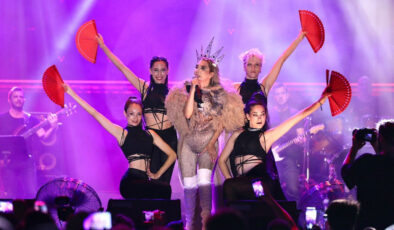 Hande Yener “Hayalimdi” diyerek ikinci el kıyafetlerini satışa çıkardı