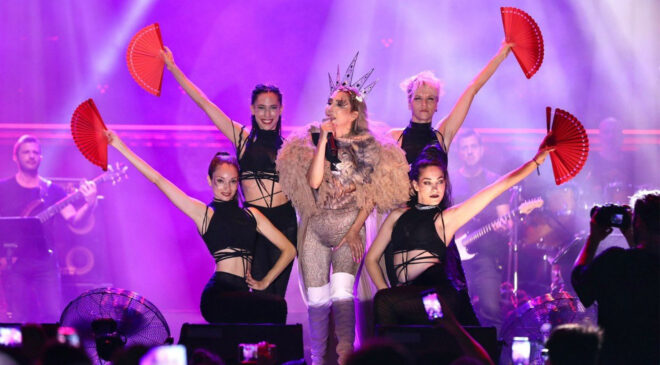 Hande Yener “Hayalimdi” diyerek ikinci el kıyafetlerini satışa çıkardı