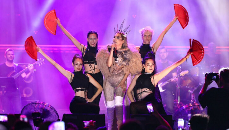 Hande Yener “Hayalimdi” diyerek ikinci el kıyafetlerini satışa çıkardı