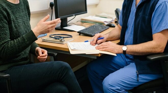 Manisa’da hastalardan ameliyat için para aldığı iddia edilen doktor tutuklandı