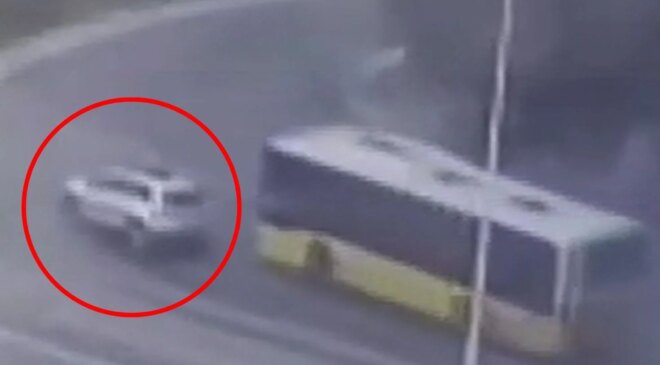 Korkunç kaza kamerada: Ani manevra yapan otomobile çarpmamaya çalışmış