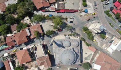 Hava kararınca nüfusunun 100 katını ağırlıyor