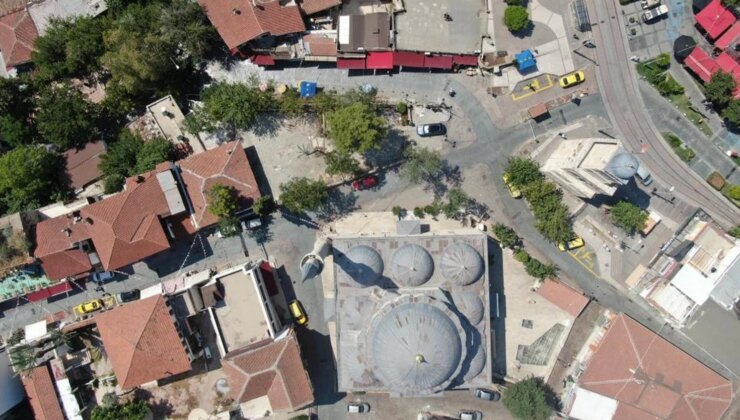 Hava kararınca nüfusunun 100 katını ağırlıyor