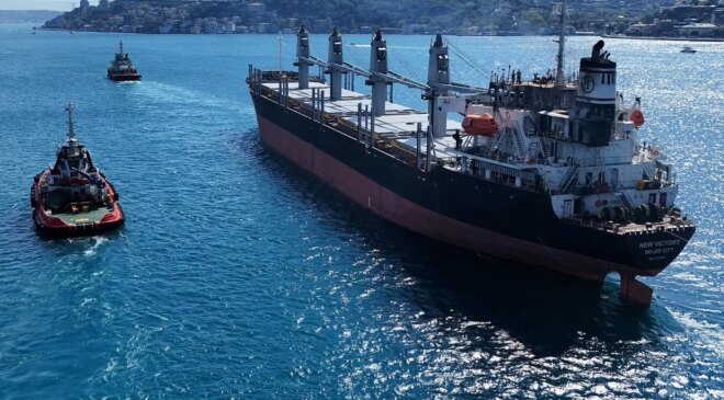 İstanbul Boğazı’nda acil durum alarmı: İHA saldırısına uğrayan dev gemi için trafik çift yönlü kapatıldı