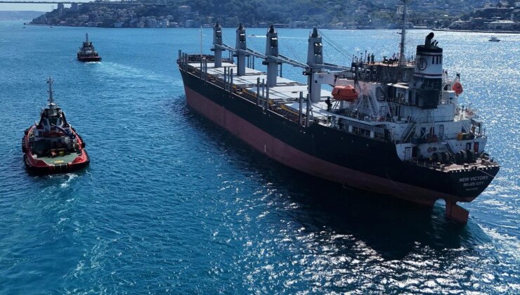 İstanbul Boğazı’nda acil durum alarmı: İHA saldırısına uğrayan dev gemi için trafik çift yönlü kapatıldı