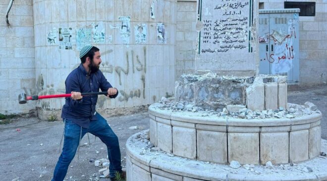 İsrailli vekilden Batı Şeria’da skandal hareket: Filistinlilere ait anıtı balyozla parçaladı
