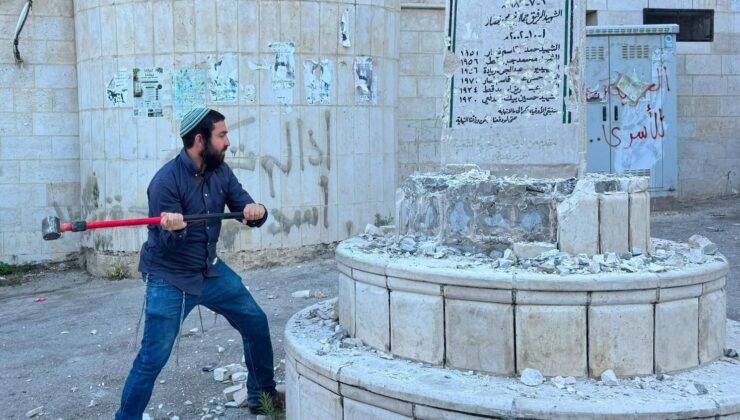 İsrailli vekilden Batı Şeria’da skandal hareket: Filistinlilere ait anıtı balyozla parçaladı