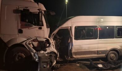 İşçi servisi ile kamyon kafa kafaya çarpıştı: 1 işçi hayatını kaybetti, 14 yaralı