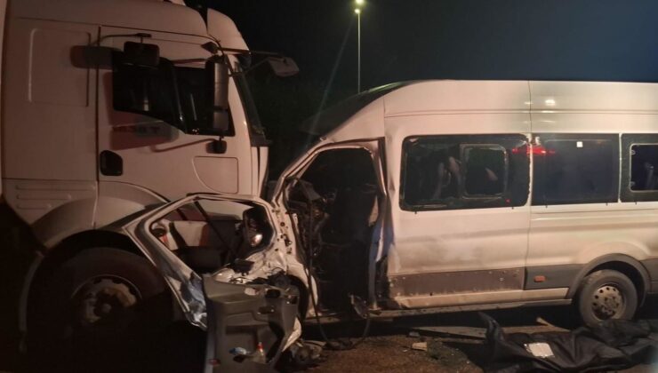 İşçi servisi ile kamyon kafa kafaya çarpıştı: 1 işçi hayatını kaybetti, 14 yaralı
