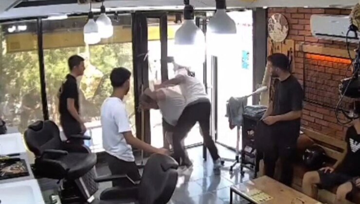 Berbere bıçakla giren şahıs müşteri tarafından etkisiz hale getirildi