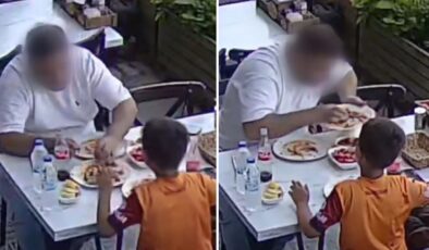 Kamera her şeyi kaydetti! Çocuğunun yanında yaptığı rezilliği bakın