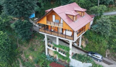 Karadeniz’in pratik zekası yine şaşırttı: Yolun 7.5 metre üstüne dev villa yaptı