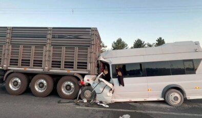 Mevsimlik işçi minibüsü tıra çarptı: 19 yaralı