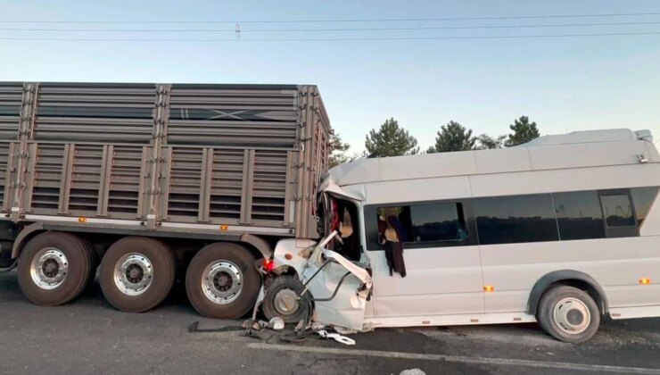 Mevsimlik işçi minibüsü tıra çarptı: 19 yaralı