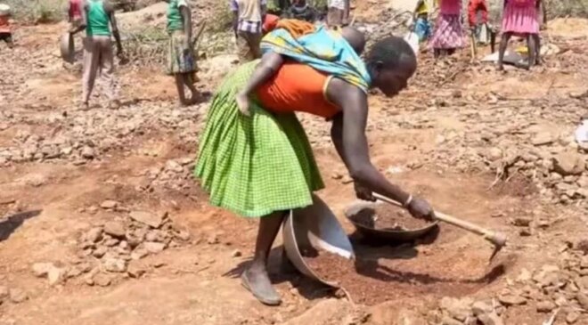 Kenya’da keçisini ararken altın buldu! Kazma küreği kapan bölgeye akın etti