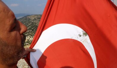 Kenti karıştıran görüntü! Türk bayrağına av tüfeği ile ateş açıldı