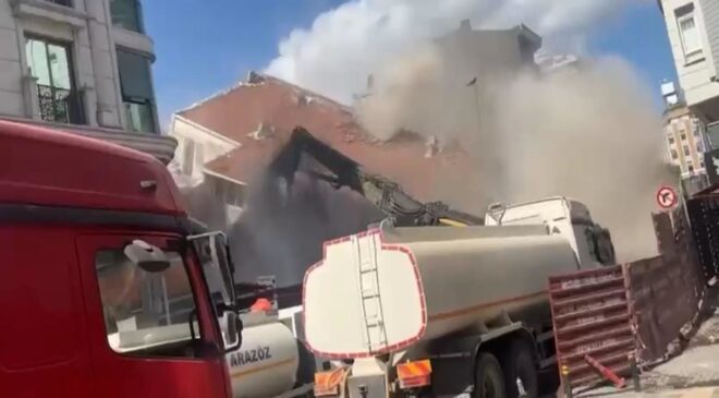 Zeytinburnu’nda kepçenin darbesi binanın yıkılmasına yetti