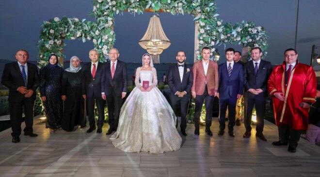 Kılıçdaroğlu, AK Parti Milletvekili Seyithan İzsiz ile birlikte nikah şahitliği yaptı