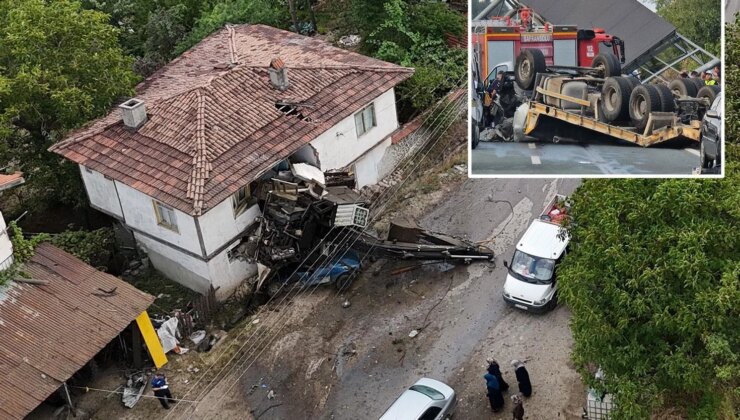 Kontrolden çıkan çekici motosiklete, savrulan iş makinesi eve çarptı: 2 ölü