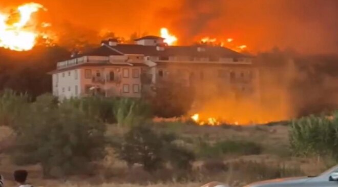 Fethiye’deki orman yangını evlere sıçradı