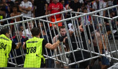 Maç sonunda çıkan olaylardan TRT de nasibini aldı
