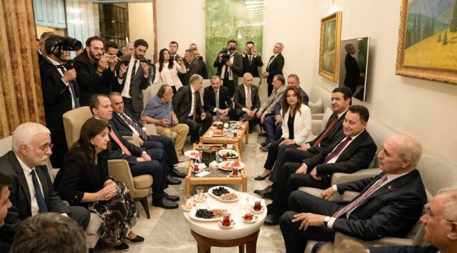 Meclis kulisinde dikkat çeken diyalog! Babacan’ın sözlerine Ala’dan “bambu ağacı” yanıtı