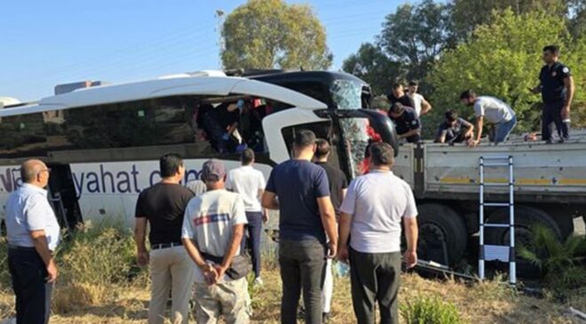 Milas’ta tur otobüsü tıra çarptı: 2 ölü, 8 yaralı