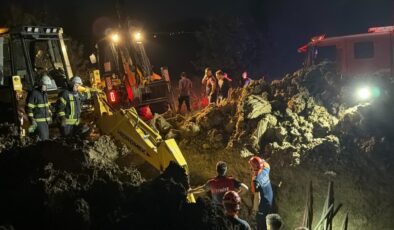Baba ve oğlu 2 saat toprak altında kaldı