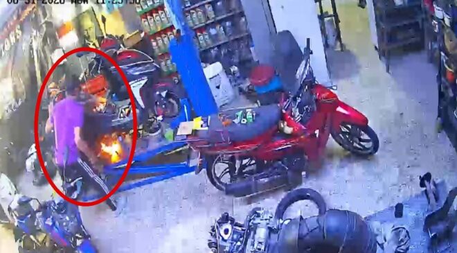 Manisa’da alev alan motosiklete sıradışı müdahale