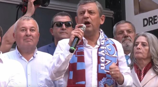 Özgür Özel’den siyaset tarihine geçecek bir gaf daha!