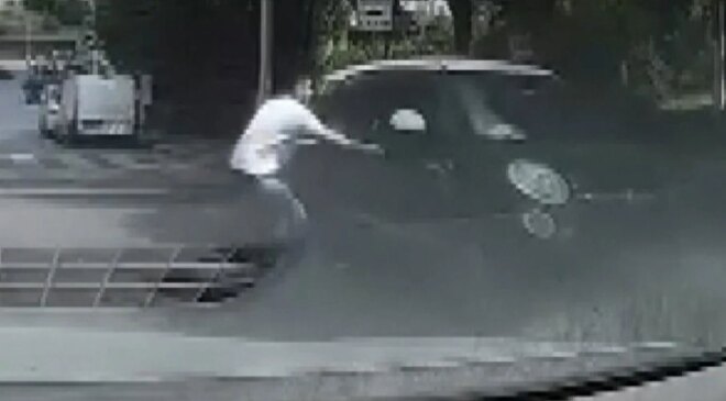 Yokuştan kayan aracı fark edip otomobilinden inerek koştu, kaputundan tutarak durdurdu