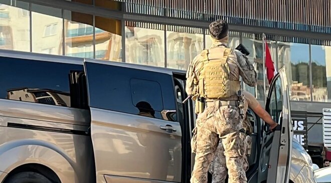 Gebze’de kaçmak isterken merdivenden düşen şüpheli yakalandı