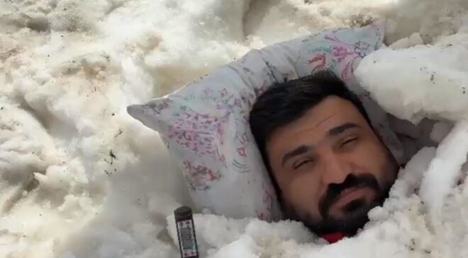 Şehir sıcaktan kavruldu, onlar karın tadını çıkardı