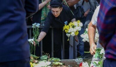 Mehdi Zana son yolculuğuna uğurlandı, Leyla Zana çiçeklerle veda etti