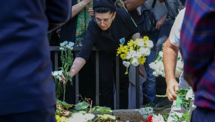 Mehdi Zana son yolculuğuna uğurlandı, Leyla Zana çiçeklerle veda etti