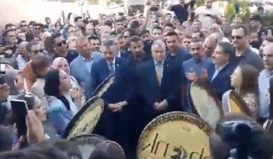 Diyarbakır’da maç öncesi bakanlara Kürtçe şarkılarla coşkulu karşılama