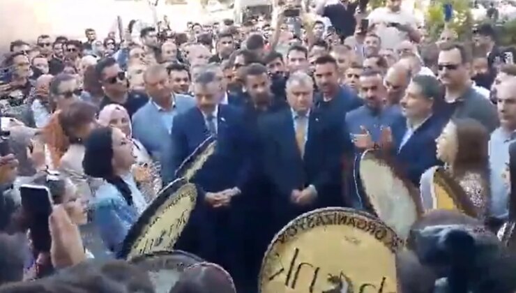 Diyarbakır’da maç öncesi bakanlara Kürtçe şarkılarla coşkulu karşılama