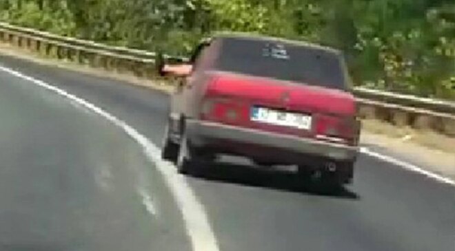 Karabük’te ayağını dışarı çıkararak seyreden sürücü kamerada