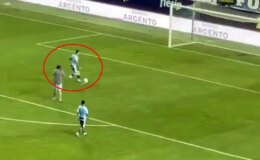 Uçak kaçacak diye sahadan çekildiler! Rakip boş kaleye penaltı atıp kupayı kutladı